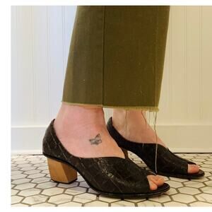 Cydwoq Leather Peep Toe Heels Style Town Size 39.5/  US 9.5 Embossed Brown